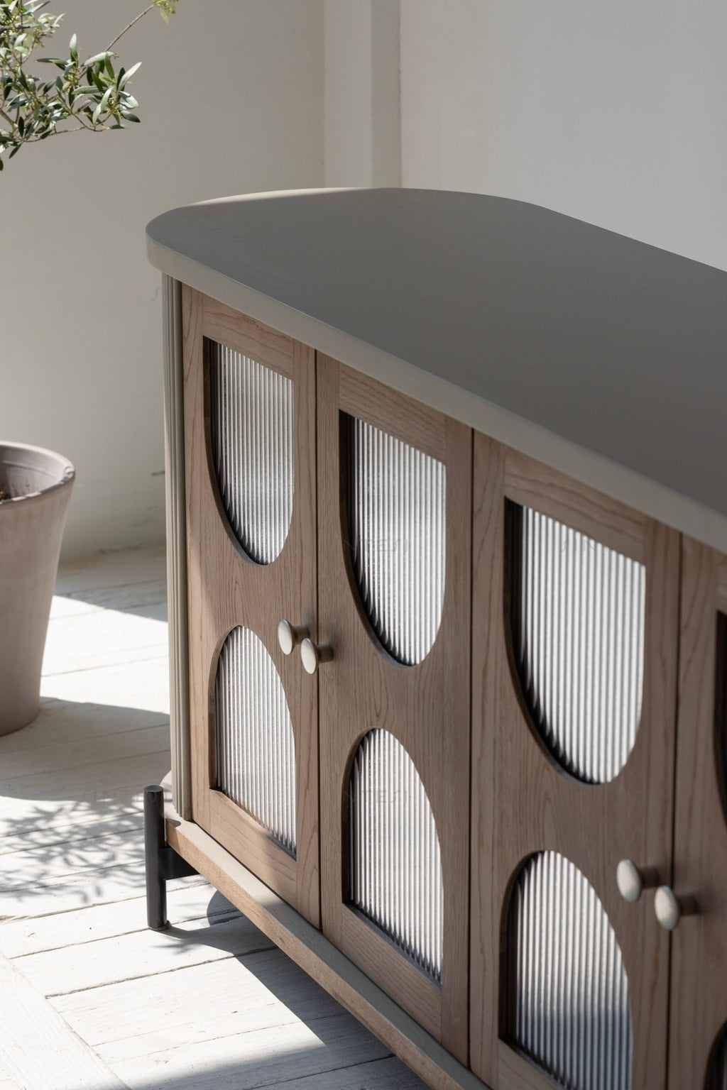 Sideboard „Lunara“ – Aus Eichenholz, Birke, Stahl und Glas