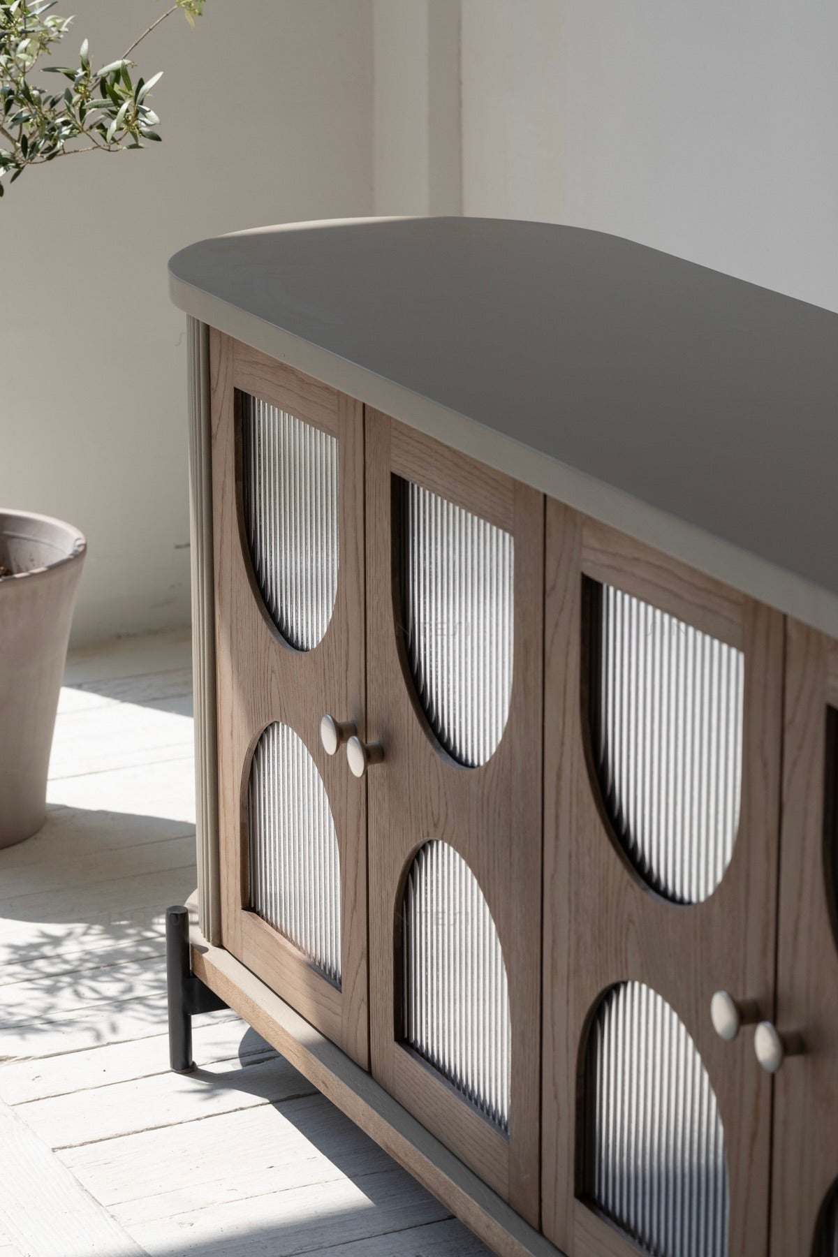 Sideboard „Lunara“ – Aus Eichenholz, Birke, Stahl und Glas