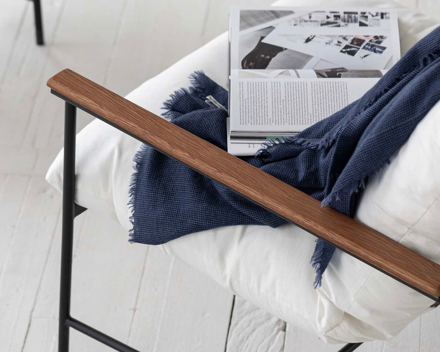 Lounge Sessel „Opal“ – Aus Eichenholz, Stoff, Leder und Stahl