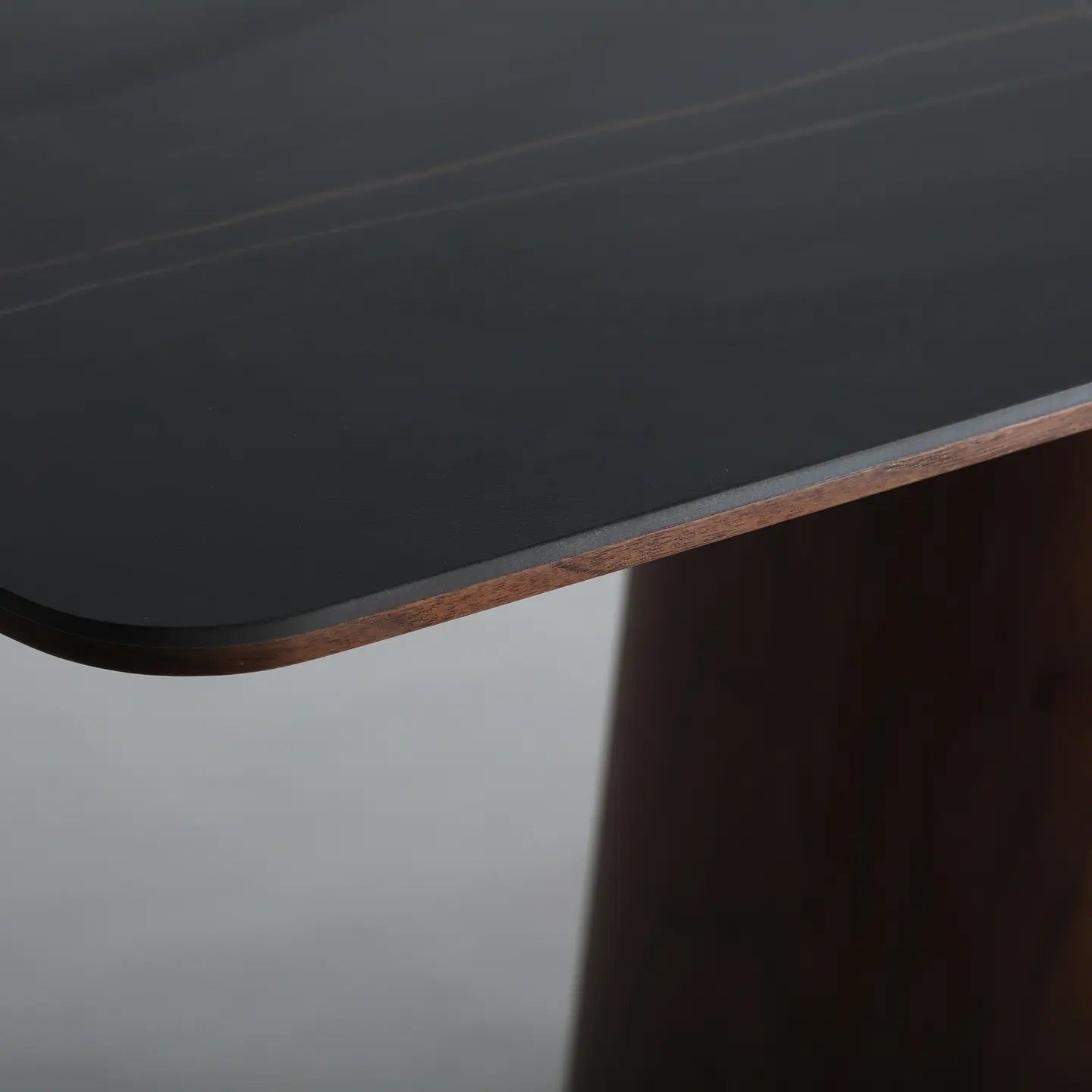 Esstisch „Dinsac“ – Schwarze Keramik & Holz